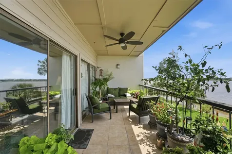 401 Lakeside Lane 113 Houston TX 77058