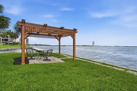 401 Lakeside Lane 113 Houston TX 77058
