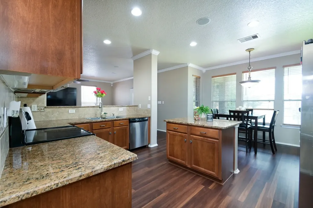 6737 Riverwood Live Oak TX 78233