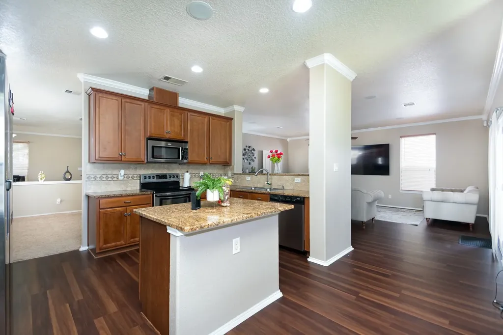 6737 Riverwood Live Oak TX 78233