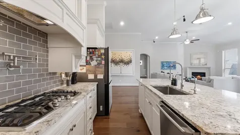 8914 Stonebriar Creek Crossing Tomball TX 77375