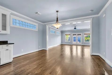 236 E Woodland Street Houston TX 77009