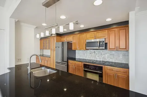 49 Briar Hollow Lane 1704 Houston TX 77027