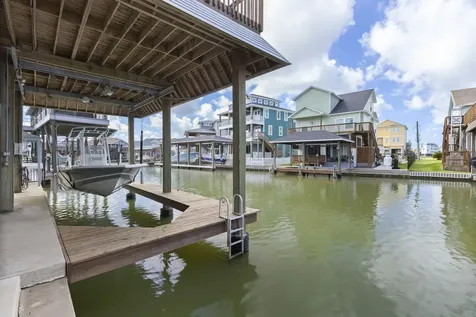 413 Jeanie Lynne Circle Tiki Island TX 77554
