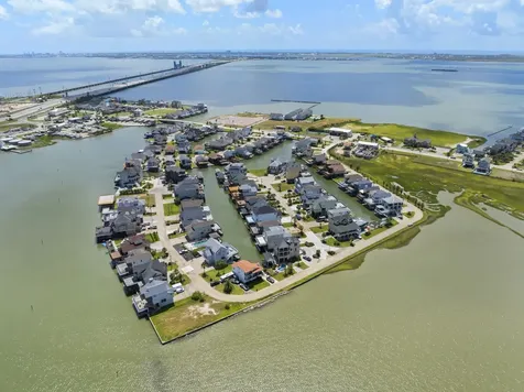 413 Jeanie Lynne Circle Tiki Island TX 77554