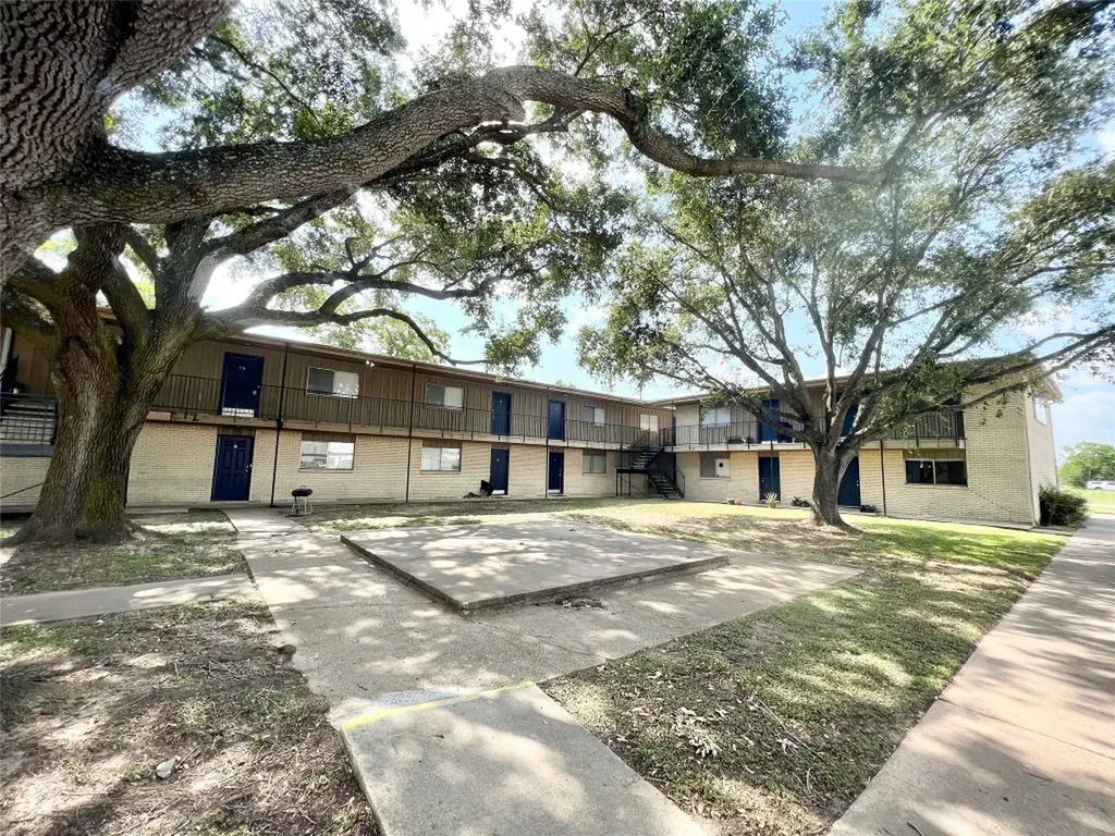 201 S Kaysie Street 17 Angleton TX 77515