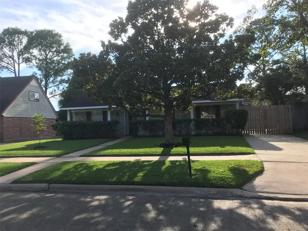12018 Mulholland Drive Meadows Place TX 77477