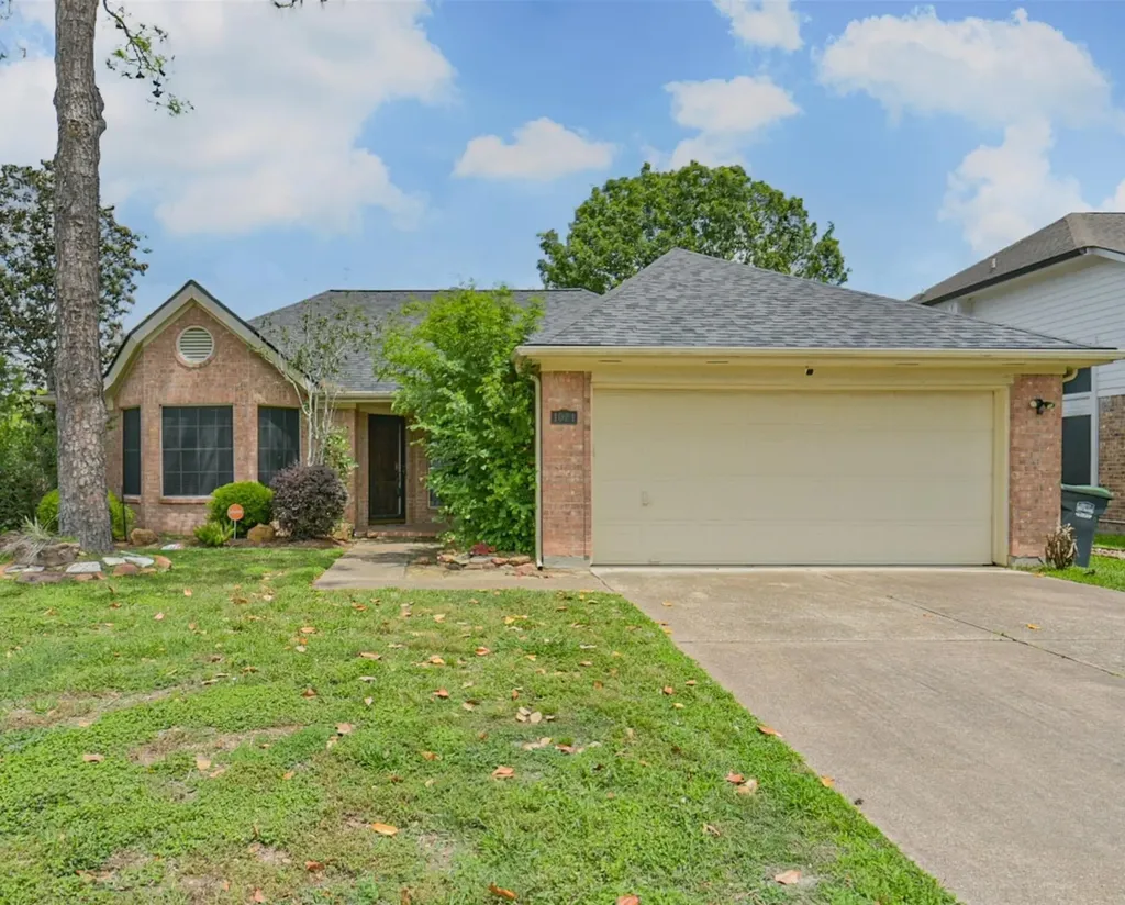 1021 N Sunset Drive Pearland TX 77581