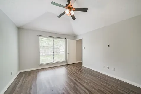 1021 N Sunset Drive Pearland TX 77581