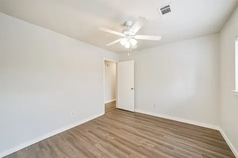 1021 N Sunset Drive Pearland TX 77581