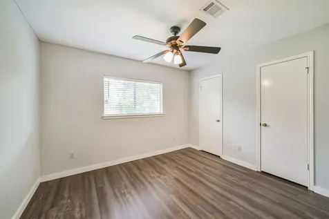 1021 N Sunset Drive Pearland TX 77581