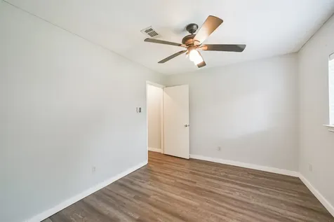 1021 N Sunset Drive Pearland TX 77581