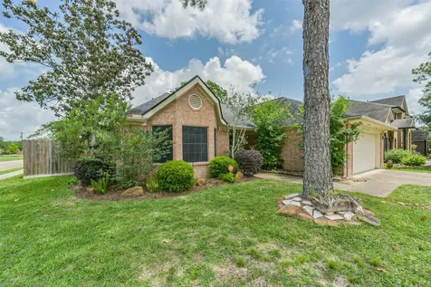 1021 N Sunset Drive Pearland TX 77581