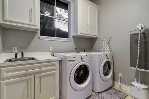 4909 Spruce Street Bellaire TX 77401