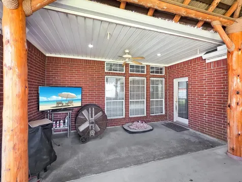 520 Meadow Lane Winnie TX 77665