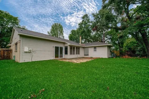 1126 W Belgravia Drive Pearland TX 77584