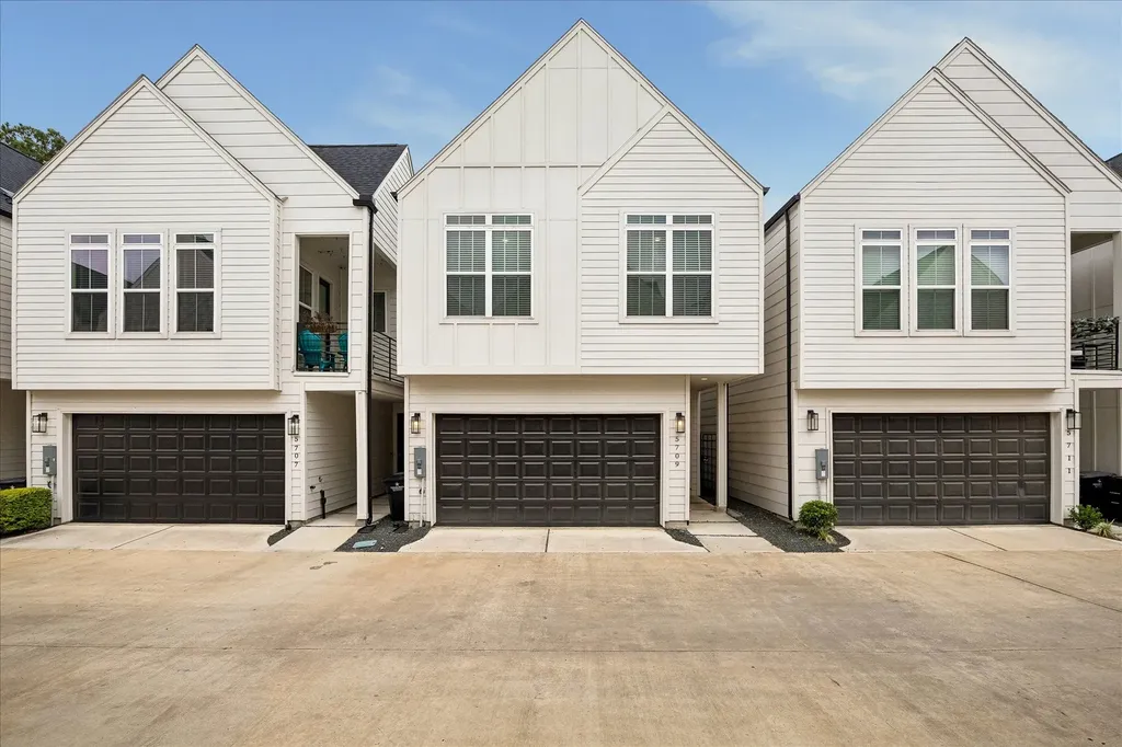 5709 White Magnolia Street Houston TX 77091