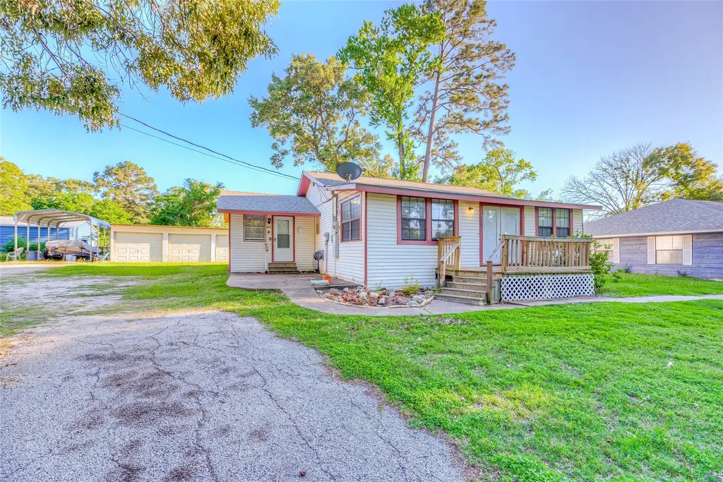 323 Lakeview Drive Onalaska TX 77360