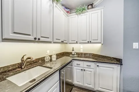 18 Windsor Court Houston TX 77055