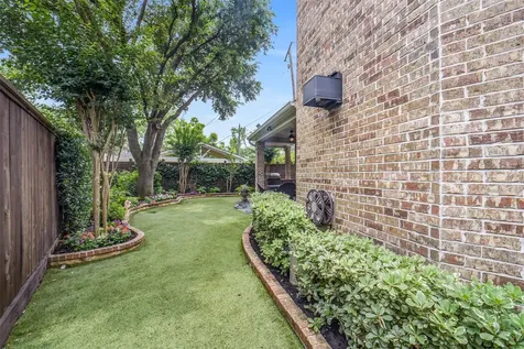 18 Windsor Court Houston TX 77055