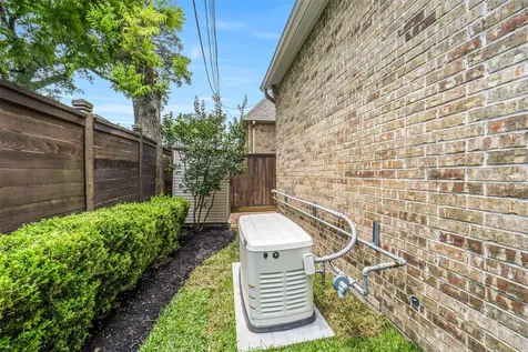 18 Windsor Court Houston TX 77055