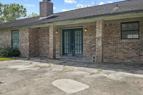 210 Commanche Trail Wallisville TX 77597