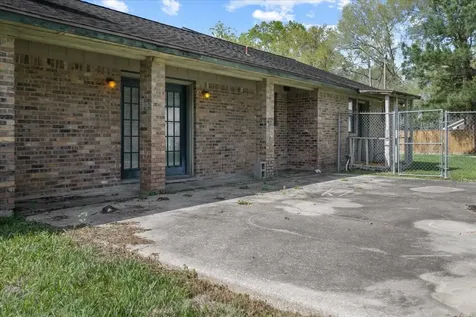 210 Commanche Trail Wallisville TX 77597