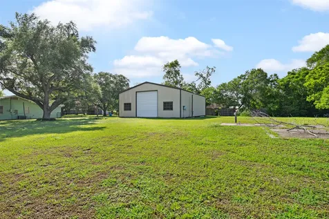 506 Pear Street Edna TX 77957