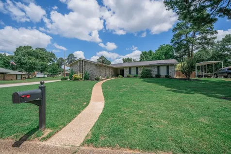 317 E Robinwood White Oak TX 75693
