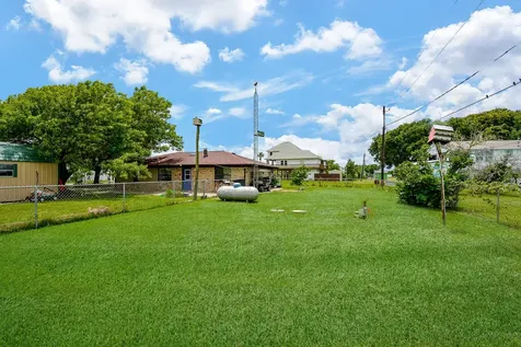 1495 W Bayshore Drive Palacios TX 77465