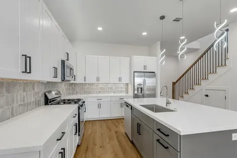123 Amundsen Street B Houston TX 77009
