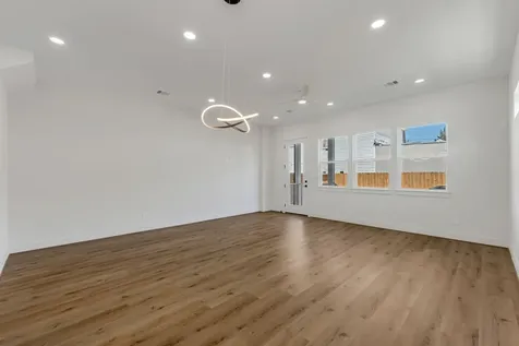 123 Amundsen Street B Houston TX 77009