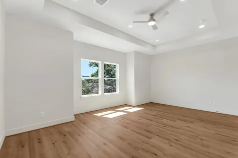 123 Amundsen Street B Houston TX 77009
