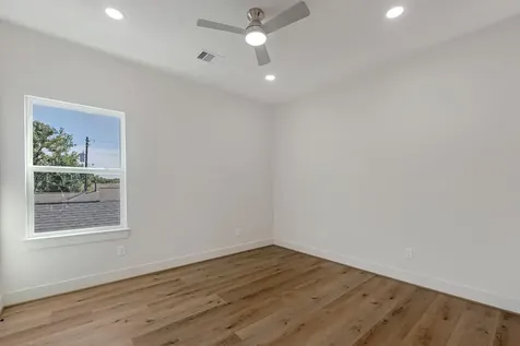 123 Amundsen Street B Houston TX 77009