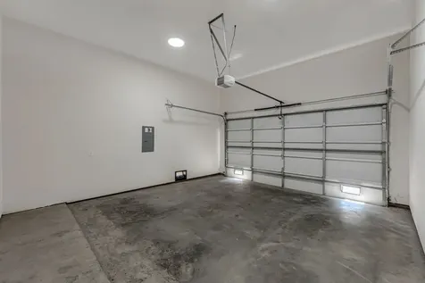 123 Amundsen Street B Houston TX 77009
