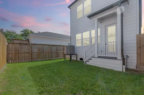 123 Amundsen Street B Houston TX 77009