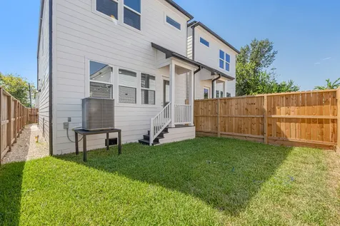 123 Amundsen Street B Houston TX 77009