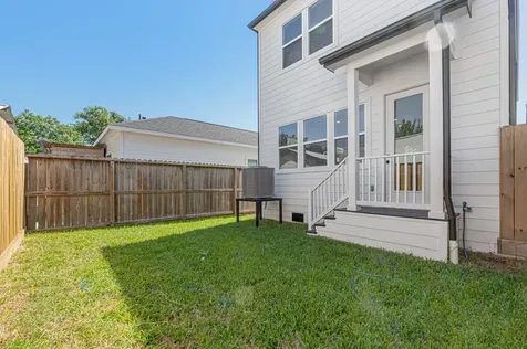 123 Amundsen Street B Houston TX 77009