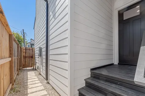 123 Amundsen Street B Houston TX 77009