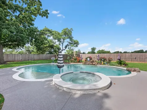 305 Hill Street Sealy TX 77474