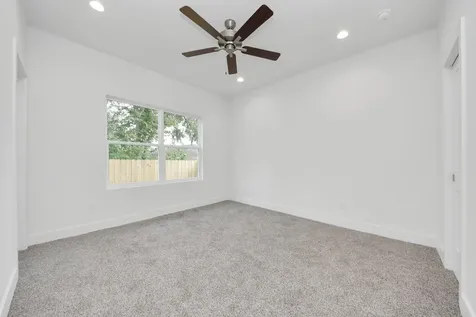 611 E 39th Street B Houston TX 77022