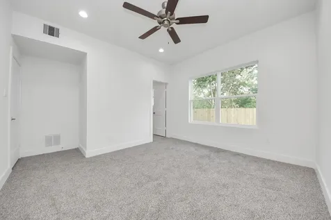 611 E 39th Street B Houston TX 77022