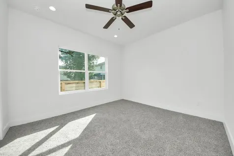 611 E 39th Street B Houston TX 77022