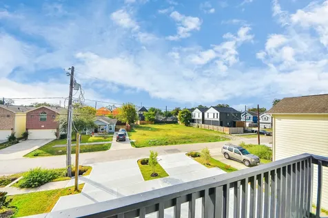 611 E 39th Street B Houston TX 77022