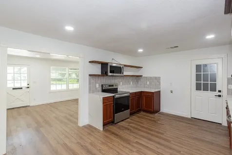 1323 S Beauregard Street Alvin TX 77511