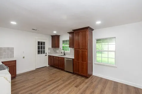 1323 S Beauregard Street Alvin TX 77511