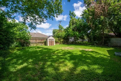 1323 S Beauregard Street Alvin TX 77511