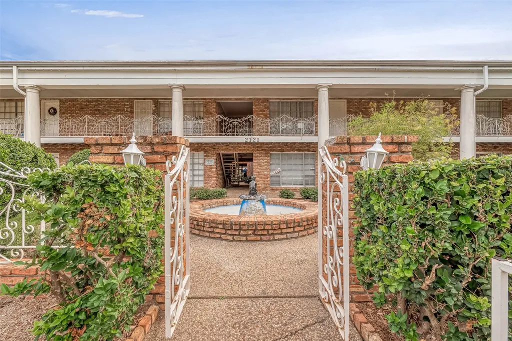 2121 Fountain View Drive 15 Houston TX 77057