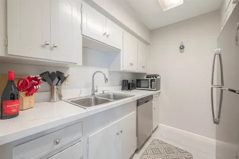 2121 Fountain View Drive 15 Houston TX 77057