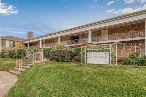 2121 Fountain View Drive 15 Houston TX 77057